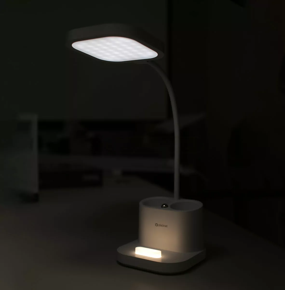Настільна лампа 008, 5W, 3700-4200К, акум.2400 mAh біла, пластик PLATINET Настільна лампа 008, 5W, 3700-4200К, акум.2400 mAh біла, пластик PLATINET